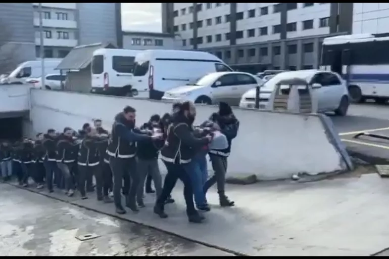 İstanbul'da saldırı hazırlığı yapıyorlardı! Suç örgütlerine operasyon: 30 gözaltı