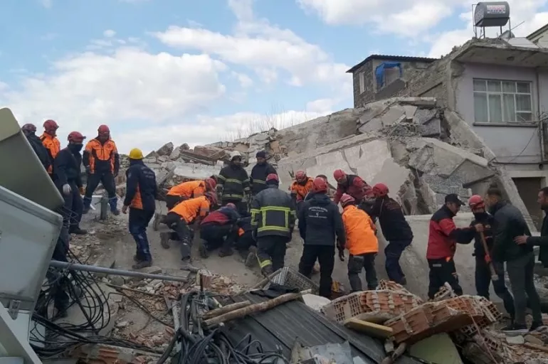 Osmaniye'de artçı deprem! 4 katlı bina beş gün sonra yıkıldı