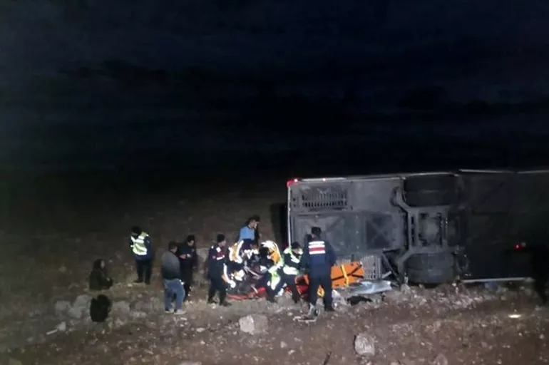Son dakika: Afyonkarahisar'da yolcu otobüsü devrildi! Çok sayıda ölü ve yaralı var
