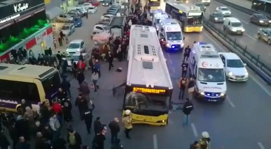 Son dakika: İstanbul'da İETT durağa girdi! Çok sayıda yaralı var