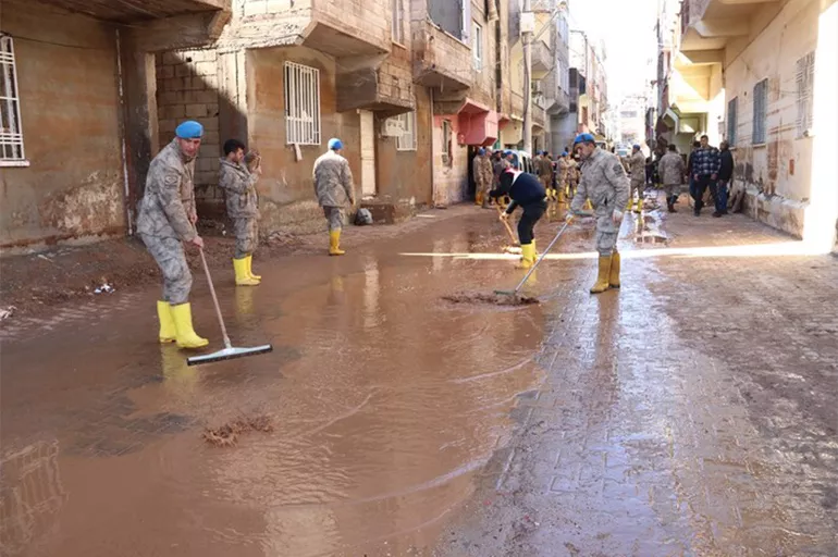 Asker, jandarma ve polis Şanlıurfa için seferber! Sel felaketinin izleri siliniyor