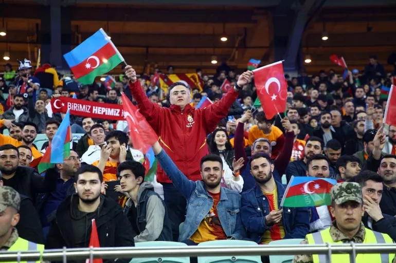 Gardaşlar stadı böyle doldurdu: Galatasaray-Karabağ maçına büyük ilgi