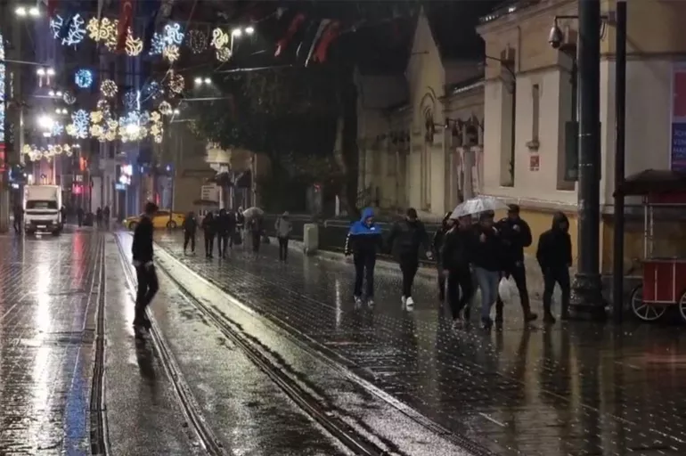 Meteoroloji uyarmıştı! İstanbul'da yağmur etkili olmaya başladı