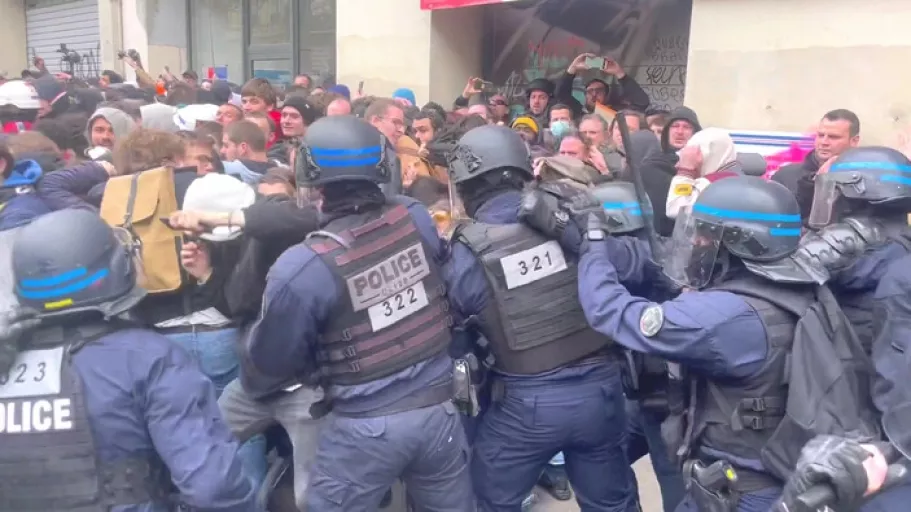 Ortalık yangın yeri! Fransız polisinden protestoculara copla orantısız güç