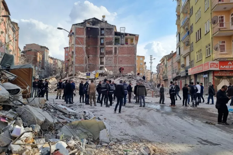 Son dakika: Depremin vurduğu Malatya'da 6 katlı bina çöktü