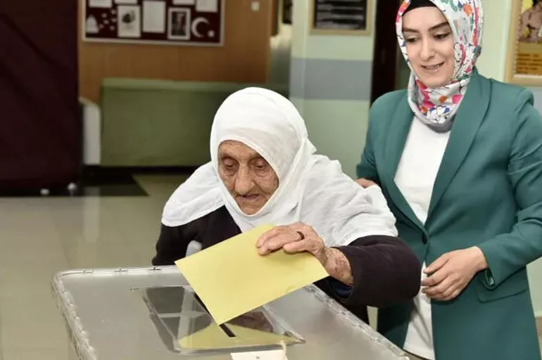 112 yaşındaki Güllü ninenin demokrasi aşkı