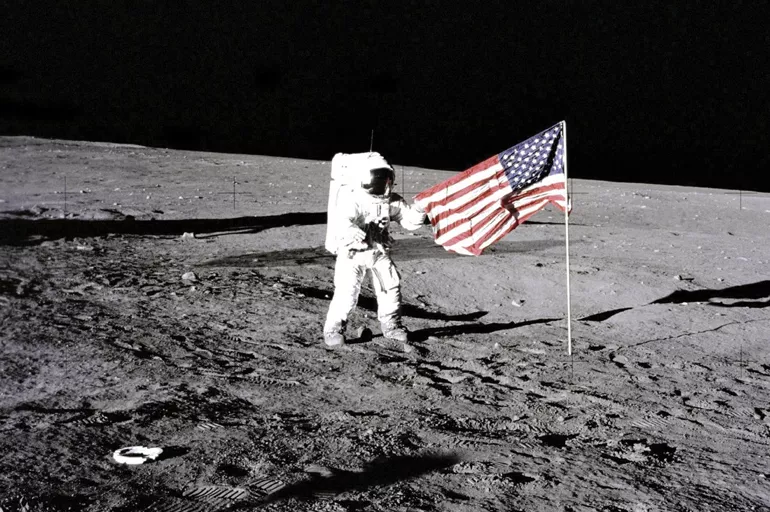 ABD, Ay'a gerçekten iniş yaptı mı? Eski Rus Uzay Şefi, NASA'nın Ay'a inişlerinin sahte olduğunu iddia etti