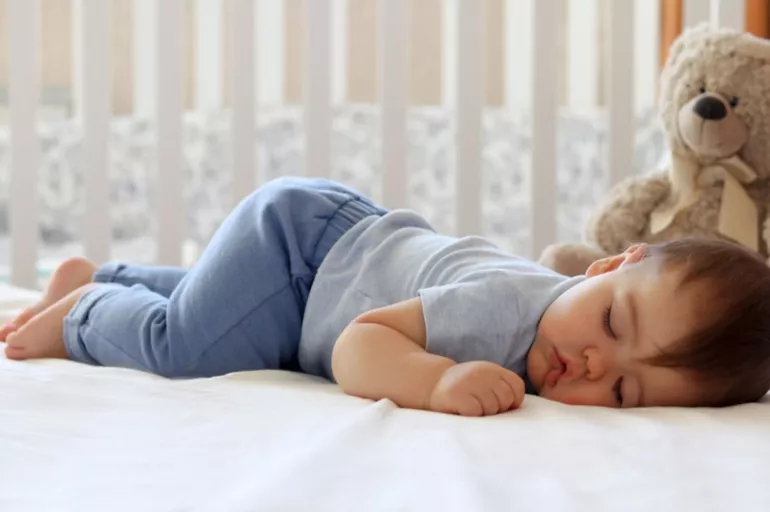 Bebeğiniz sıcak havalarda zor mu uyuyor? Bu önerilere kulak verin