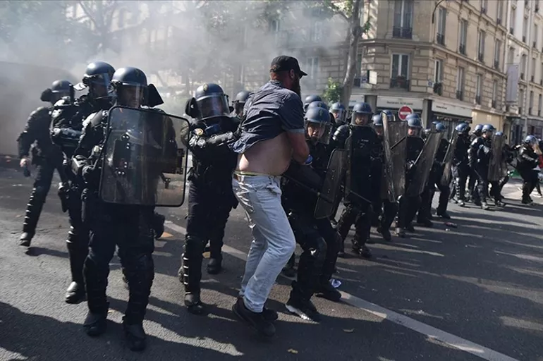 Fransa'da emeklilik reformuna karşı gösteriler devam ediyor: 28 kişi gözaltına alındı!