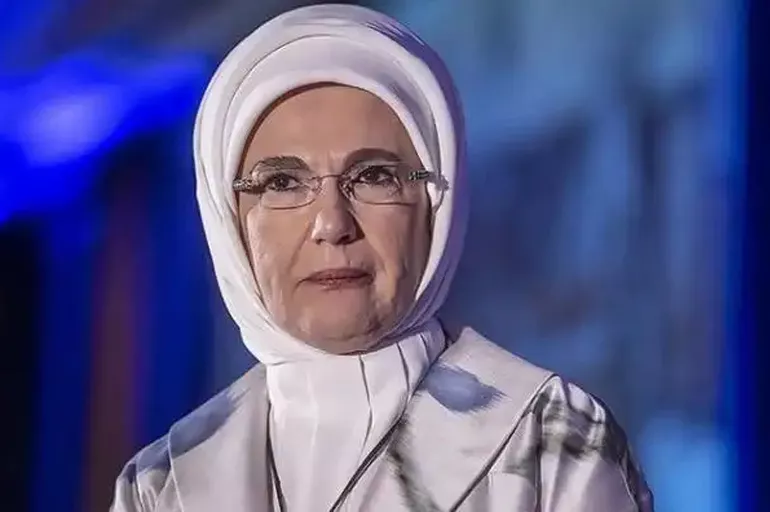 Emine Erdoğan'dan 15 Temmuz paylaşımı: 'O gece her yaştan insanın korkusuzca tanklara göğsünü siper edişini unutmayacağız'