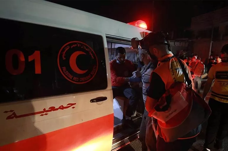 İsrail saldırganlığı sınır tanımıyor: Yaralı Filistinli ambulansta gözaltına alındı