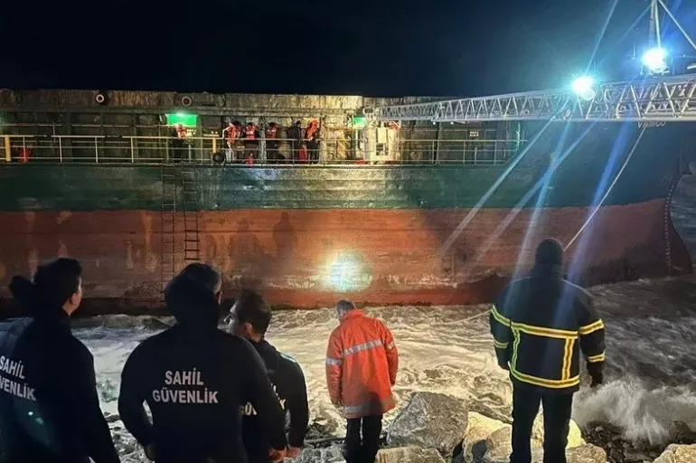 Kastamonu'da yük gemisi karaya oturdu! 2'si Türk 11 kişilik mürettebatın son durumu belli oldu