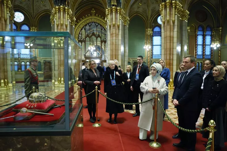 Emine Erdoğan'dan Macaristan Parlamento Binası ile Türk-Macar Kültür Yılı'na özel sergiye ziyaret