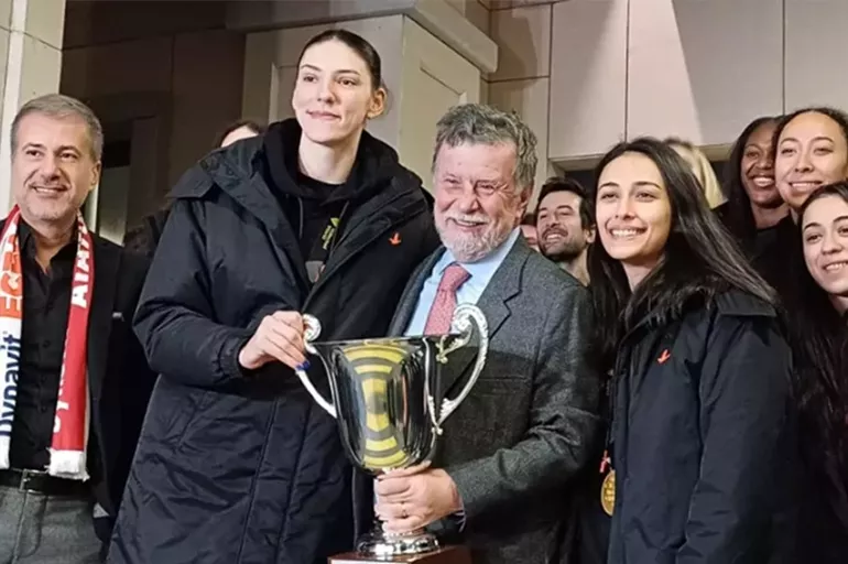 Kulüpler Dünya Şampiyonu Eczacıbaşı Türkiye'ye döndü