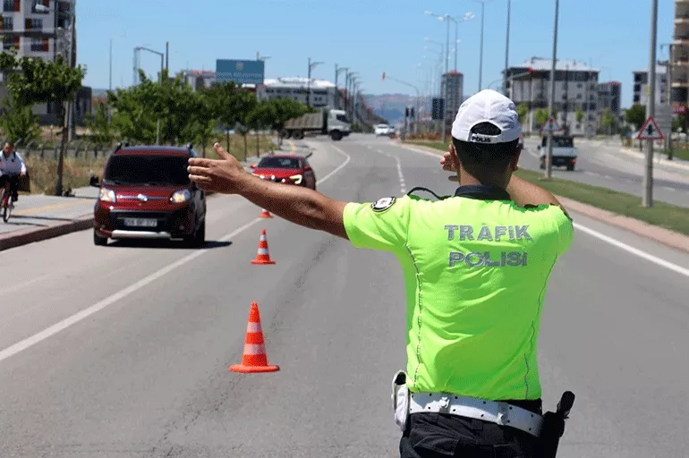 TRAFİK CEZALARI 2024, Drift, Kırmızı ışık, Kemer Takmama Cezaları Ne ...