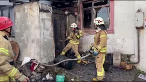 Ataşehir'de gecekonduda yangın! 4 kişi canını zor kurtardı