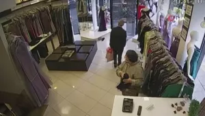 Kadıköy'de yaşlı kadın abiyeyi böyle çaldı! Dükkan sahibi şok oldu