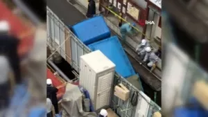 Tokyo'da yol çöktü, çöp kamyona çukura yuvarlandı