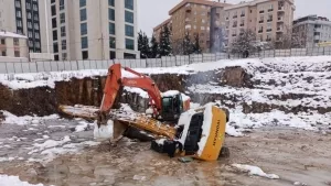 Ataşehir'de korkunç kaza! İş makinesi buz dolu çukura düştü kepçe operatörü öldü