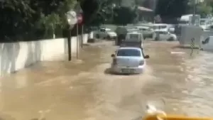 Ataşehir'de sağanak sonrası sokaklar göle döndü