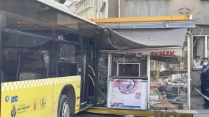 Beyoğlu'nda korkutan manzara: İETT otobüsü halk ekmek büfesine daldı!