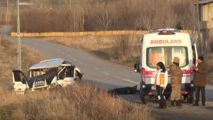 Bitlis'te korkunç kaza: Minibüs takla attı!