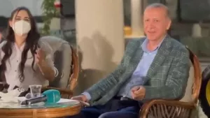 Cumhurbaşkanı Erdoğan gençlerle türkü söyledi