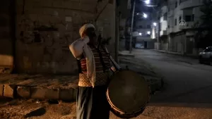 Harabaye dönen İdlib sokaklarında halkı sahura böyle kaldırıyor