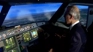 İsmail Demir, HAVELSAN'ın Airbus A320neo simülatörünü test etti