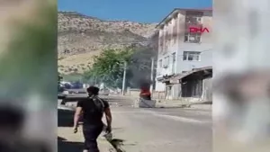 Diyarbakır'da öfkeli grup sokakları ateşe verdi! 7 gözaltı