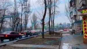 Donetsk'te endişe anları! Tahliye sonrası benzin istasyonlarına akın ettiler