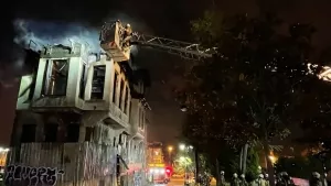 Fatih'te korkunç yangın! Tarihi bina alev alev yandı