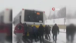 İstanbullunun kaderi değişmiyor: Vatandaşlar karlı yolda kalan İETT otobüsünü itti