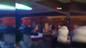 Türkü barda istek şarkı kaosu: Sanatçıya ekmek bıçağıyla saldırdılar