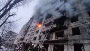 Kiev'de ortalık yangın yeri! Ruslar 9 katlı apartmanı vurdu