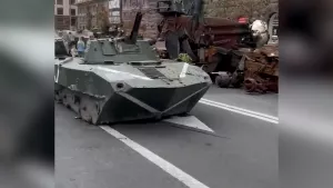 Ukrayna ordusu Kiev'in ortasında Rus ganimetlerini sergiledi!