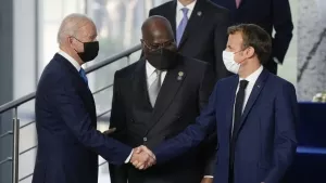 Irkçı Macron'un Afrikalı lidere yaptığı ayıp dünya gündeminde
