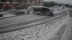 Tehlike anı! Buzlu yolda duramayan minibüs metrelerce savruldu