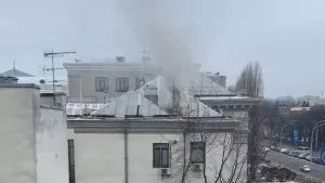 Kriz büyüyor: Kiev'deki Rus büyükelçiliğinden dumanlar yükseldi!