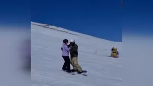 Erciyes'te snowboardla dans eden çift görenleri büyüledi!
