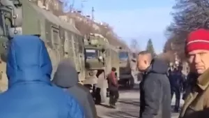 Ukrayna'da seferberlik! Siviller Rus tankının önünü kesti!