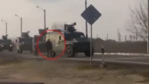 Ukraynalı sivil Rus askerlerini durdurmak için tankın önüne atladı!