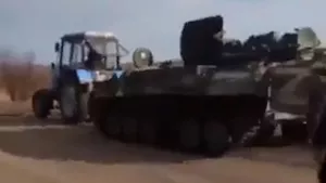 Rus zırhlı aracını traktörüne bağlayıp götüren Ukraynalı gündem oldu!