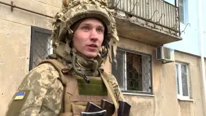 Ukraynalı asker röportaj verirken bombalar patladı! O anlar kamerada