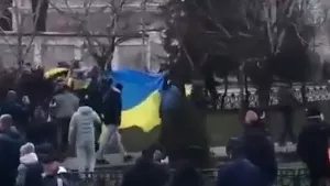 Ukraynalılar ellerinde bayraklarla Rus askerlerinin üzerine yürüdü!