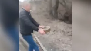 Ukraynalı sivil köprüde bulduğu mayını ağzında sigarası ile böyle taşıdı