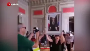 Fransa'da Macron'un portresini yırttılar!