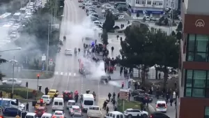 Samsun'da belediye binası önünde araç alev aldı, trafik felç oldu!
