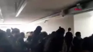 Öğrencilerden İBB'ye zam protestosu: Turnikelerden atladılar!