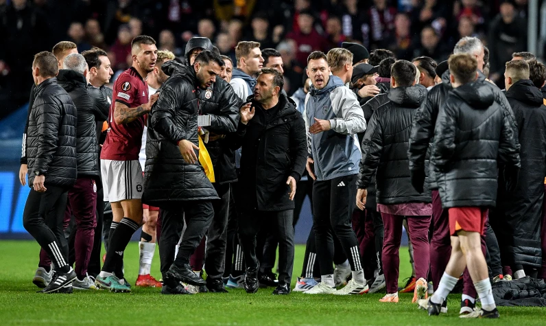 Sparta Prag-Galatasaray maçı sonrası kavga: Okan Buruk'a kırmızı kart çıktı